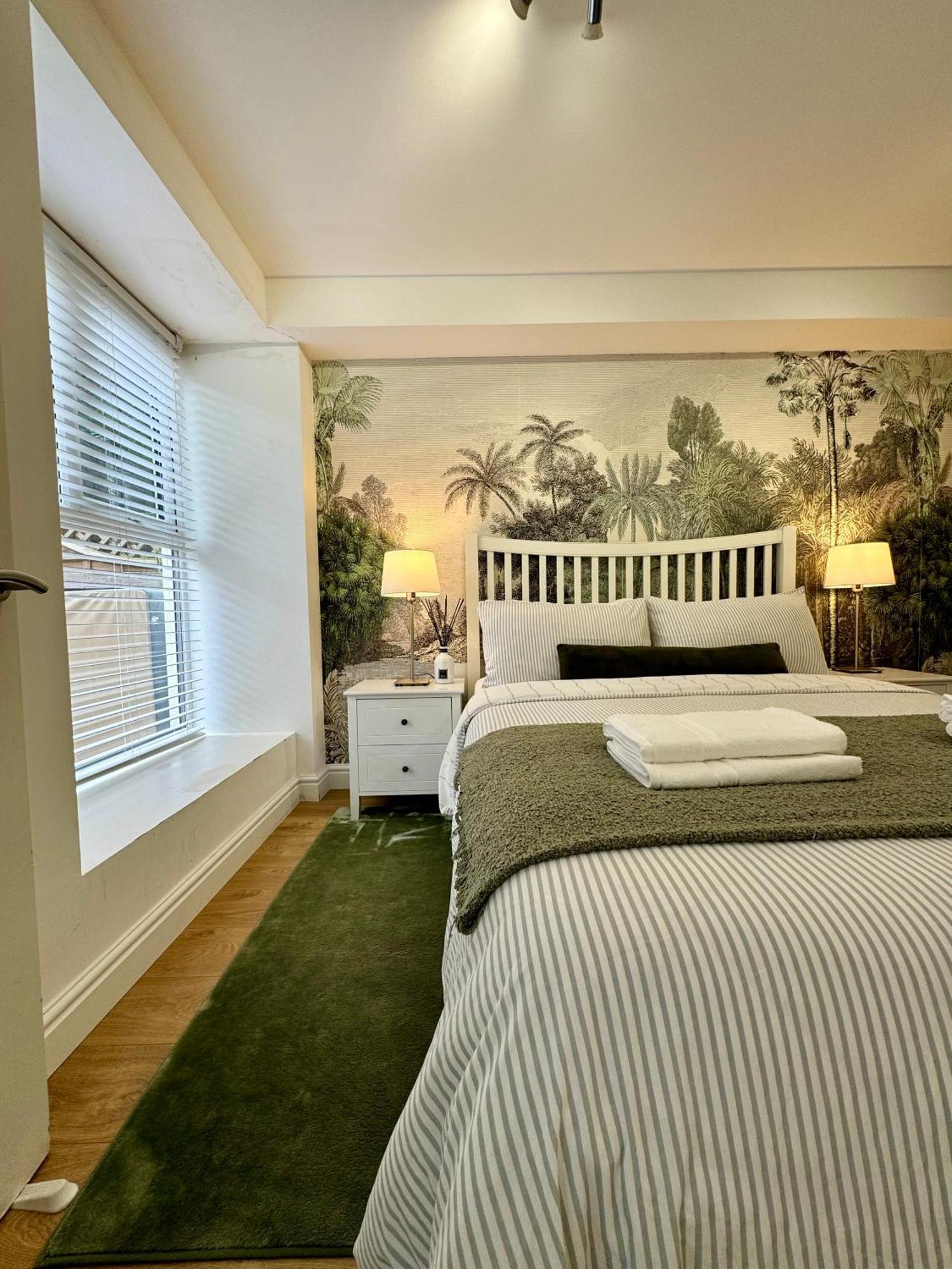 Holiday Home 2Br L 2Ba With Patio-Sleep 6 Лондон Екстериор снимка