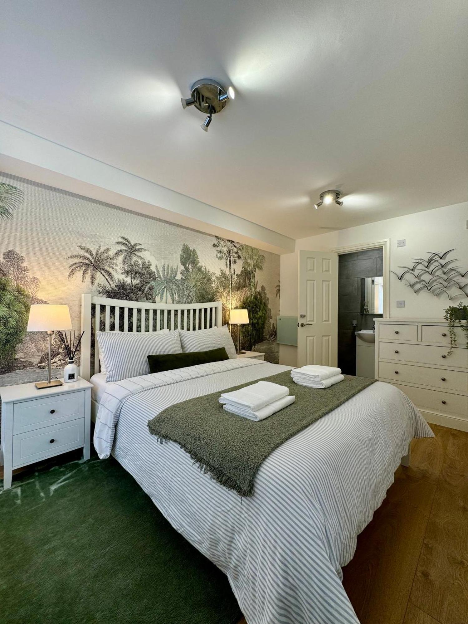 Holiday Home 2Br L 2Ba With Patio-Sleep 6 Лондон Екстериор снимка